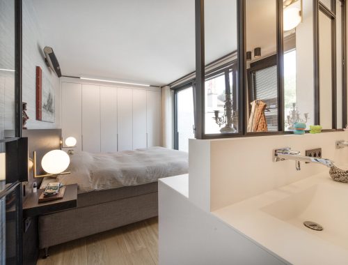 Een slaapkamer in een appartement met badkamer