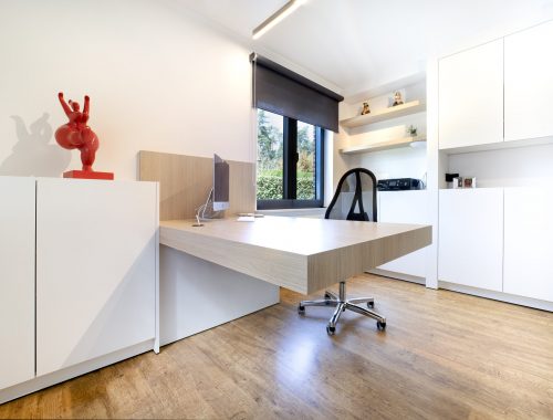 Een thuisbureel met zwevende bureau ontworpen door Interieurarchitekt Janssen Patrick