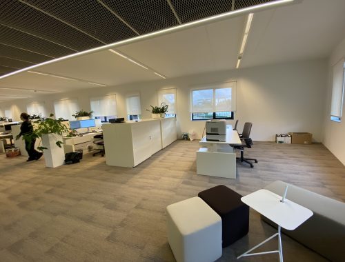 Een kantoorruimte met vergaderplaats