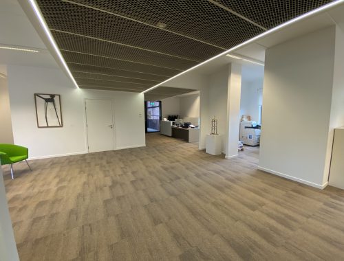 Een fris ontwerp van een kantoorruimte met sfeerverlichting