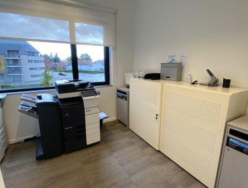 De kopieer en print ruimte van een kantoor ontworpen door Janssen Patrick Interieurarchitekt