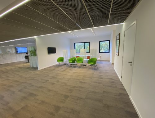 Een fris ontwerp van een vergaderruimte met sfeerverlichting