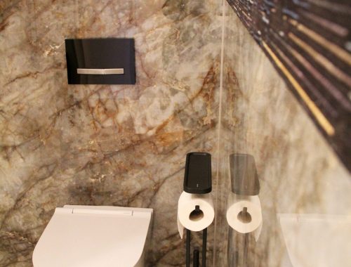 De wc in een badkamer ontworpen door Janssen Patrick interieurarchitekt