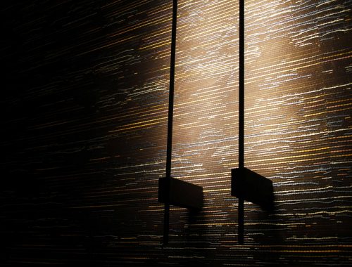 Een sfeerbeeld van de verlichting in een luxueuze badkamer