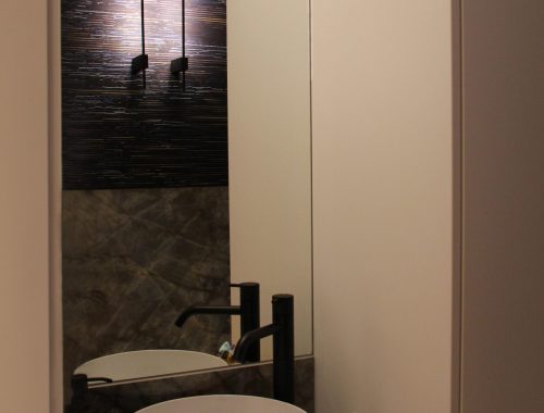 een close up van de lavabo van een luxueuze badkamer