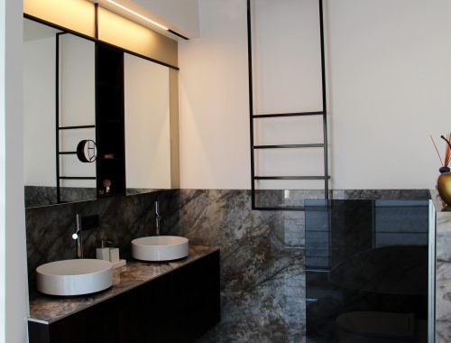 Een luxueuze badkamer met lavabo en afgeschermde wc