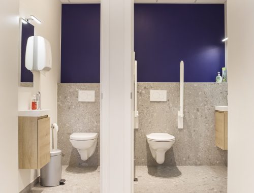 De badkamer van een vakbondskantoor inclusief wc voor invalide personen