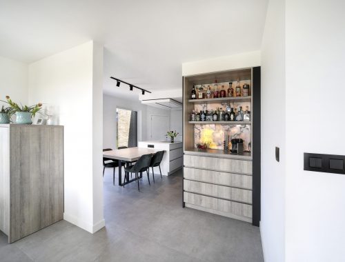 Stijlvolle interieurontwerp van leefruimte met keuken en drankenkast