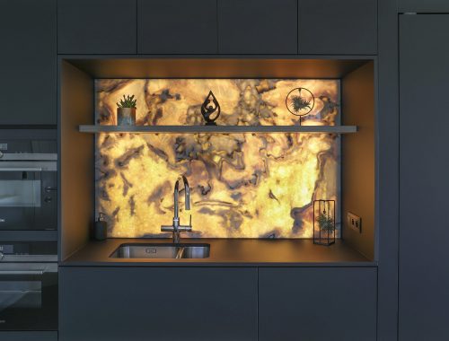 Een close up van de keuken van een woning met marmeren accenten en sfeerverlichting